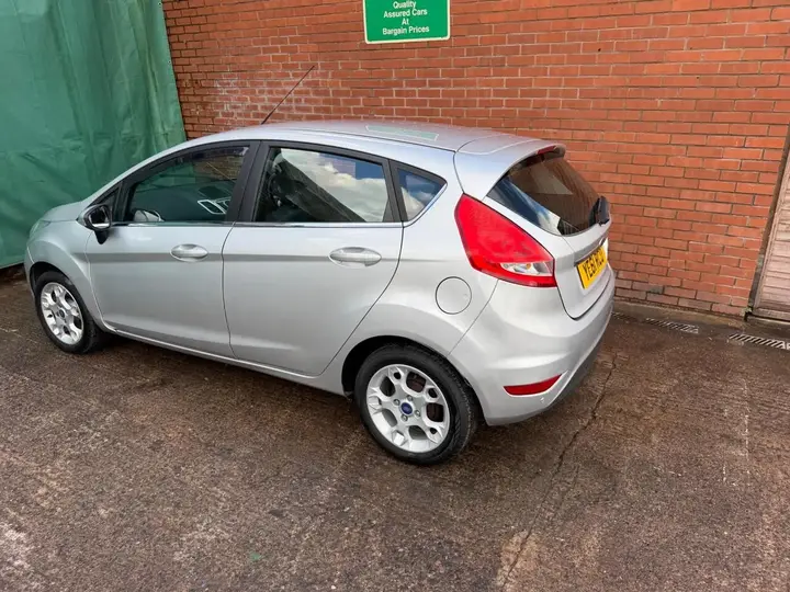 Ford Fiesta 2011 photo 2