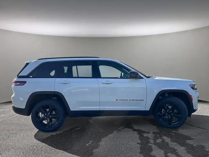 Jeep Grand Cherokee 2026 photo 3
