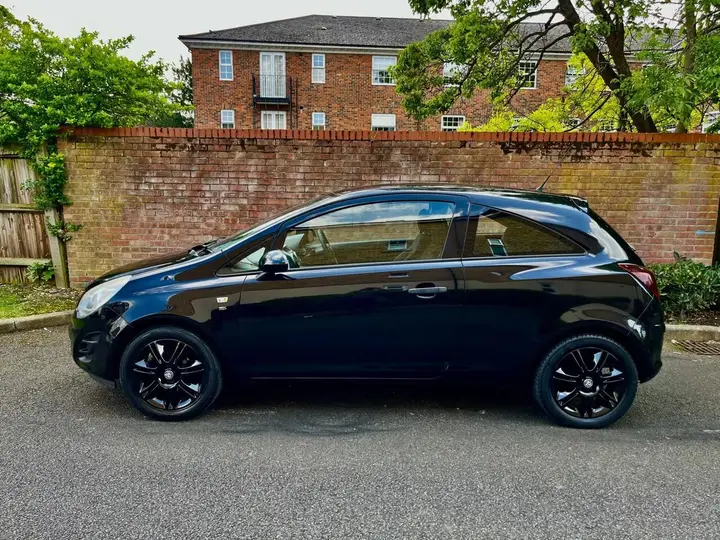 Vauxhall Corsa 2013 photo 2
