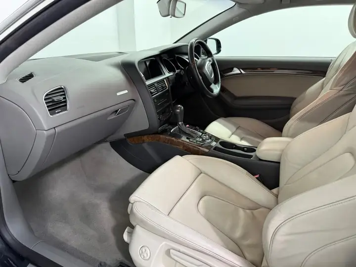 Audi A5 2010 photo 2