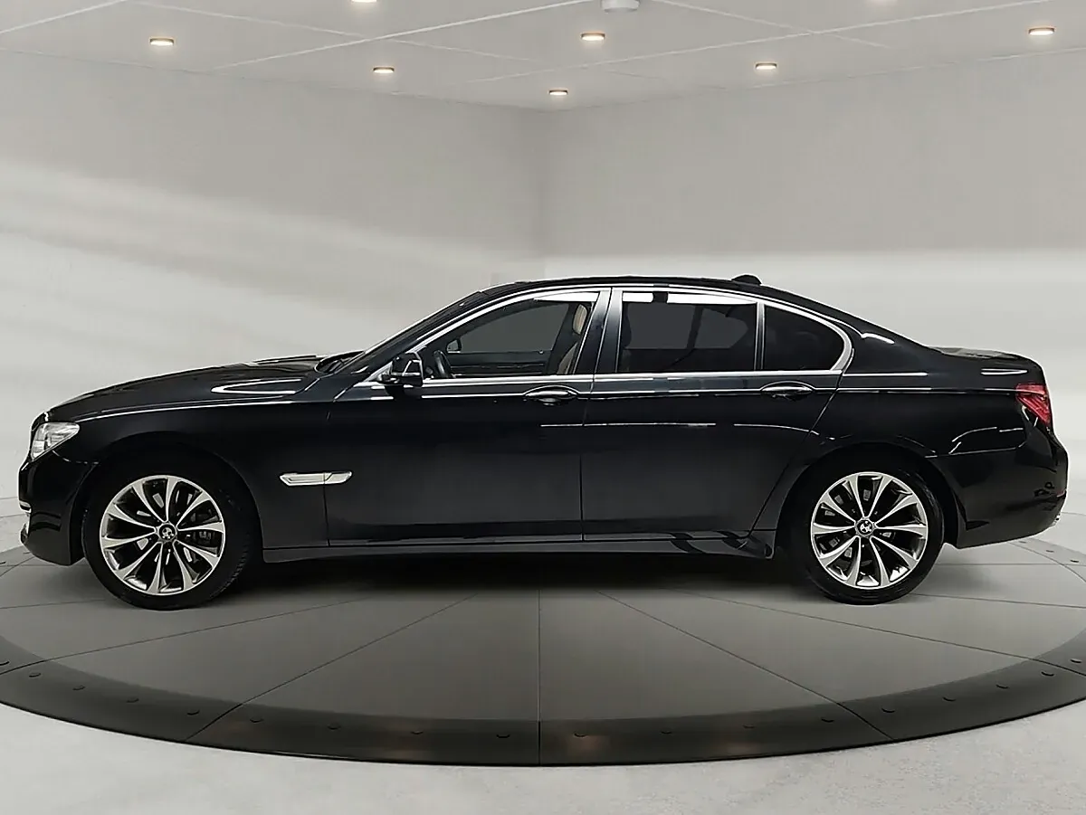 BMW 7 Series 2015 photo 2