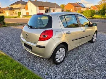 Renault Clio 2005 photo 2