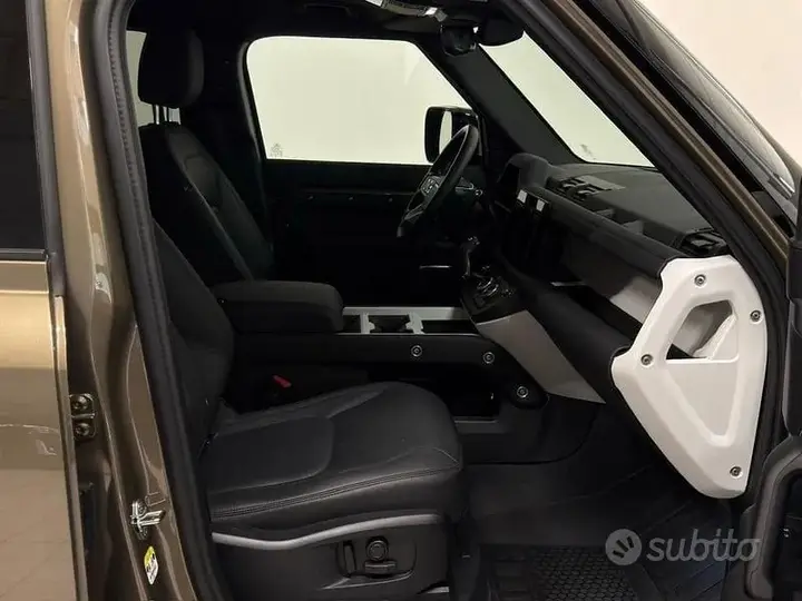 Land Rover Defender 2024 photo 3
