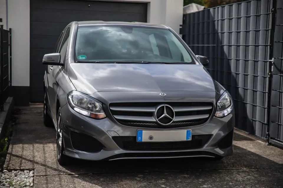 Mercedes-Benz B 180