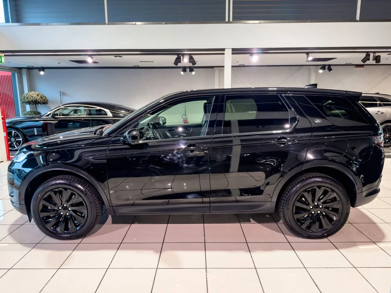 Land Rover Discovery Sport 2021 photo 2