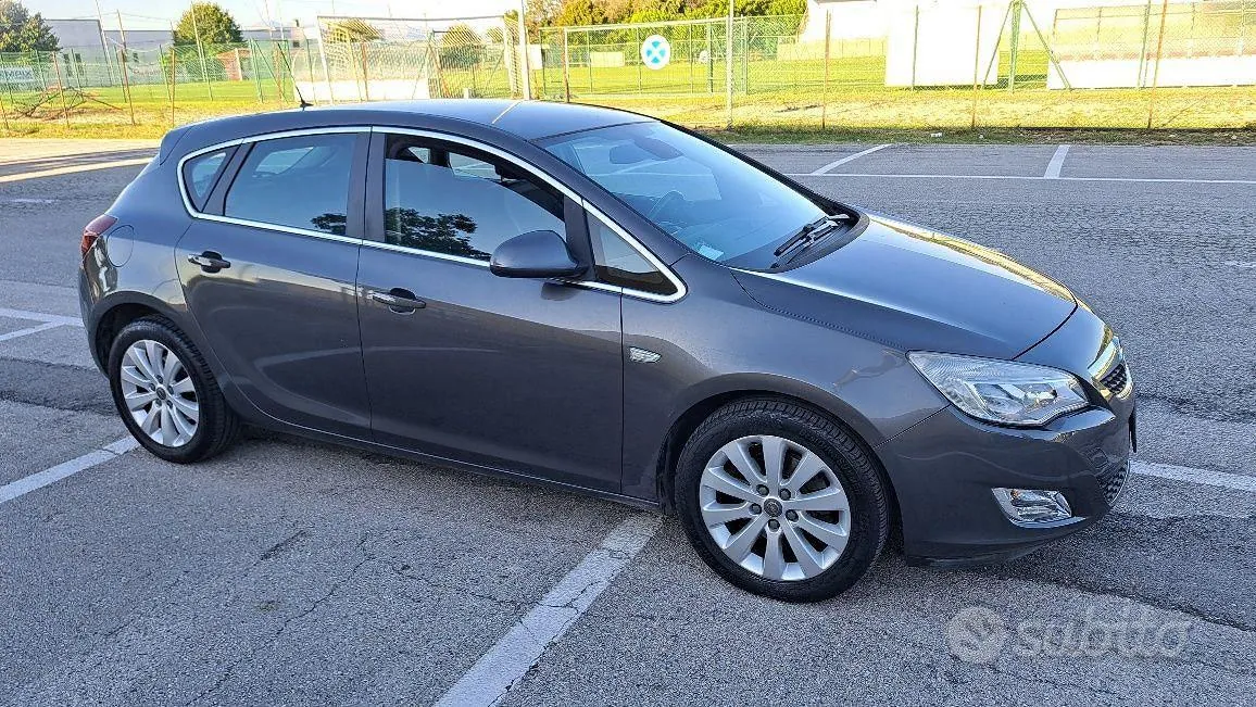 Opel Astra 2011 photo 4