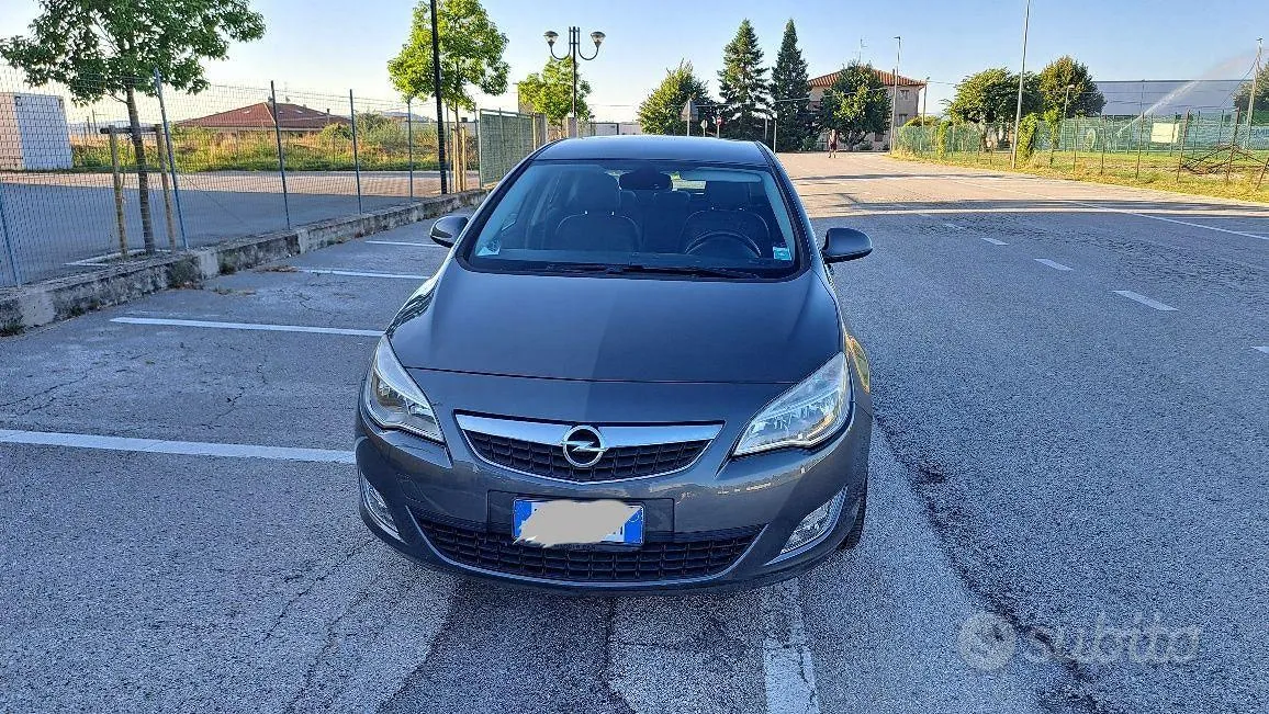 Opel Astra 2011 photo 2