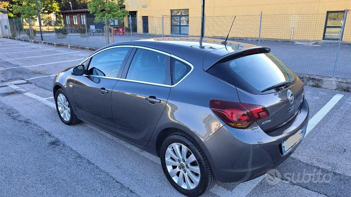 Opel Astra 2011 photo 3