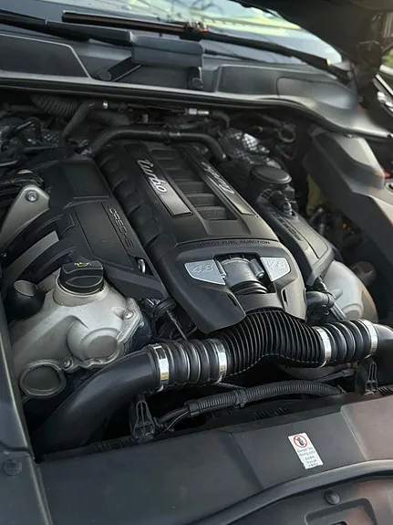 Porsche Cayenne Turbo 2011 photo 2