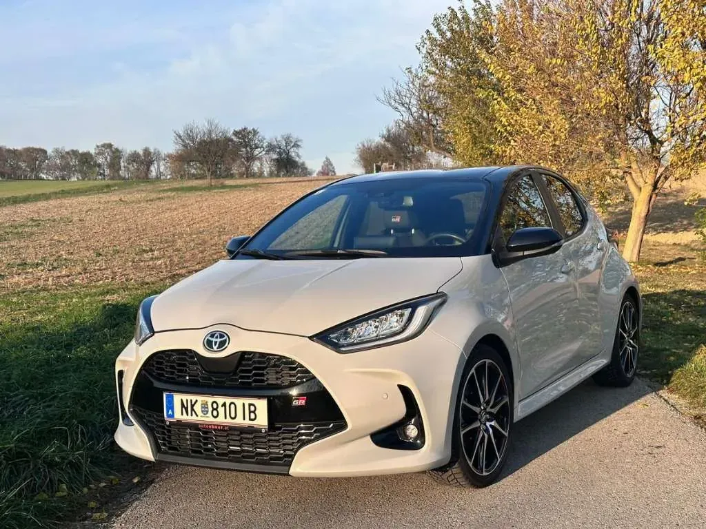 Toyota Yaris 2022 photo 2