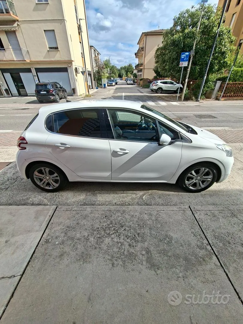 Peugeot 208 2014 photo 5