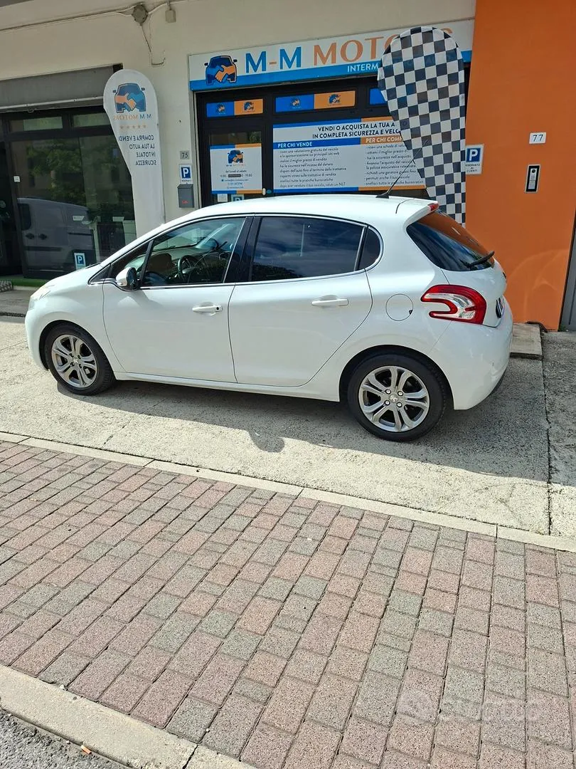 Peugeot 208 2014 photo 4