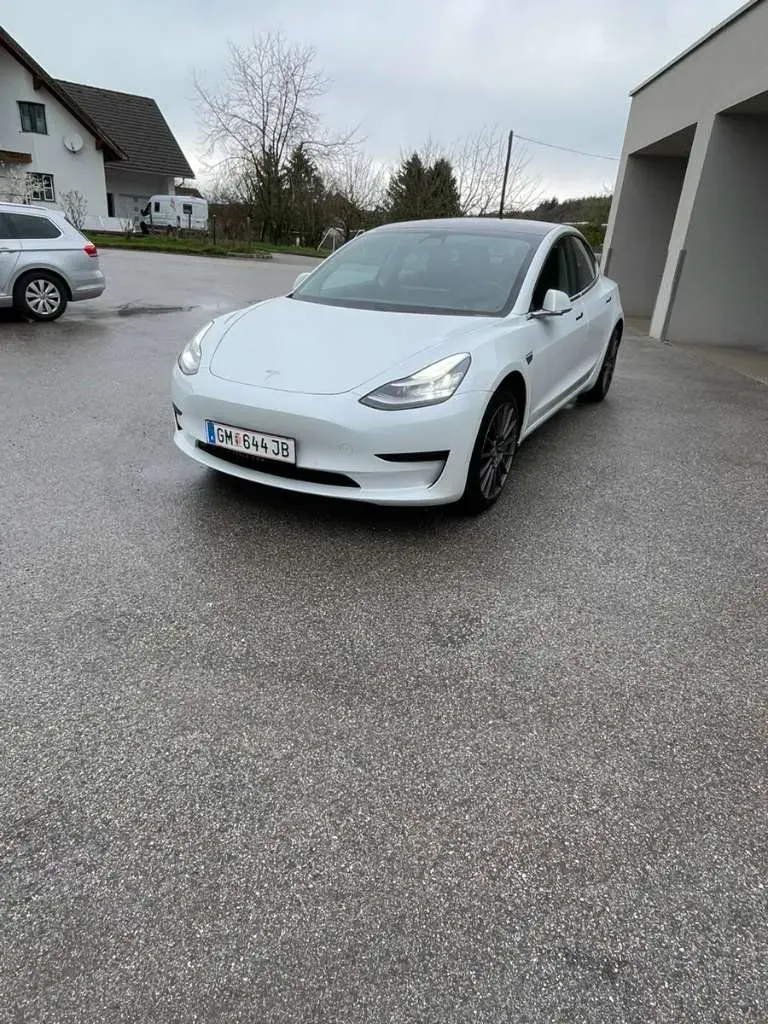 Tesla Model 3 2020 photo 3