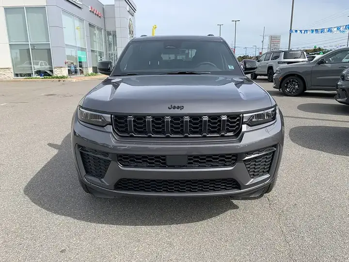 Jeep Grand Cherokee 2026 photo 2