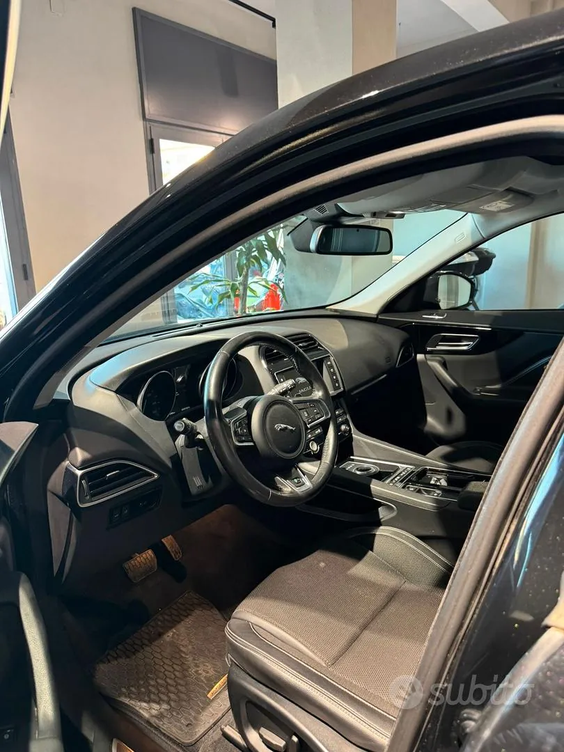 Jaguar F-Pace 2018 photo 2