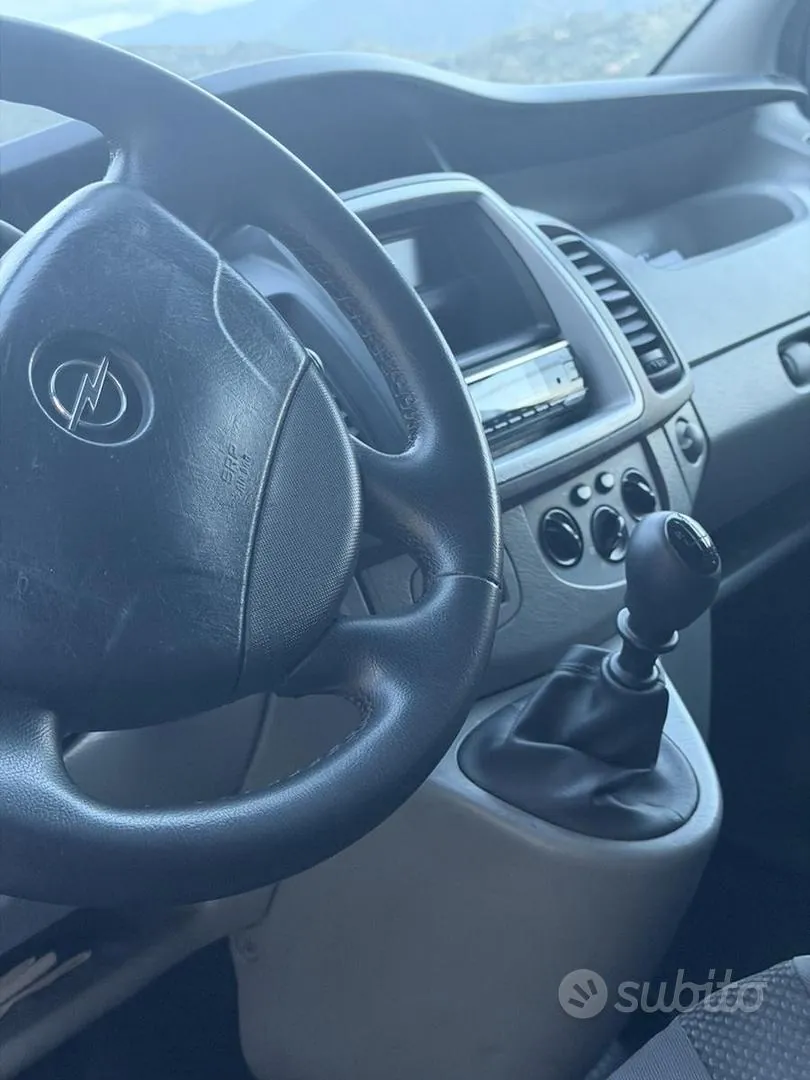 Opel Vivaro 2011 photo 3