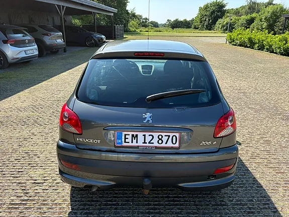 Peugeot 206 2011 photo 3