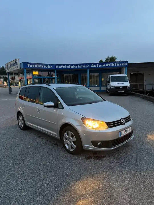 Volkswagen Touran 2012 photo 2