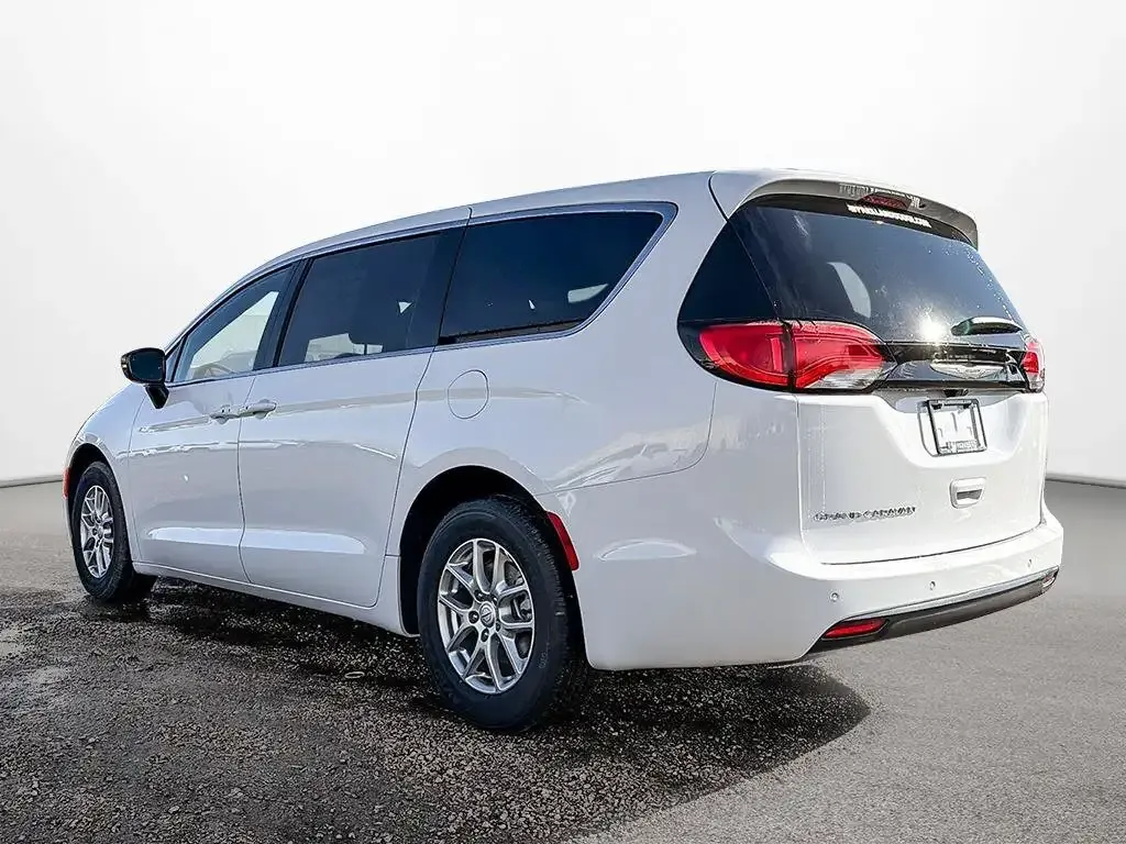 Chrysler Grand Caravan 2026 photo 3