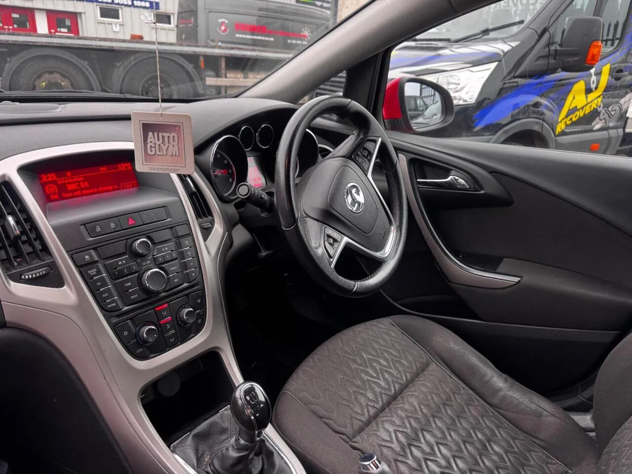 Vauxhall Astra 2013 photo 4