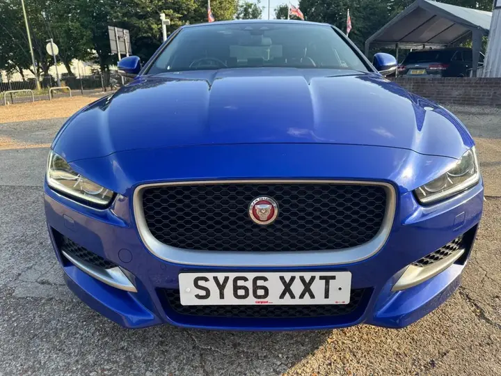 Jaguar Xe 2016 photo 2