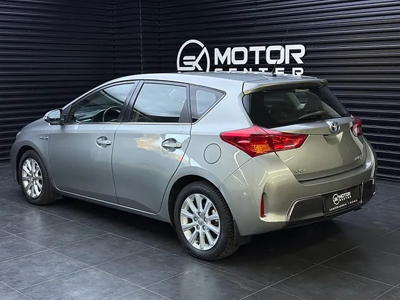 Toyota Auris 2013 photo 2