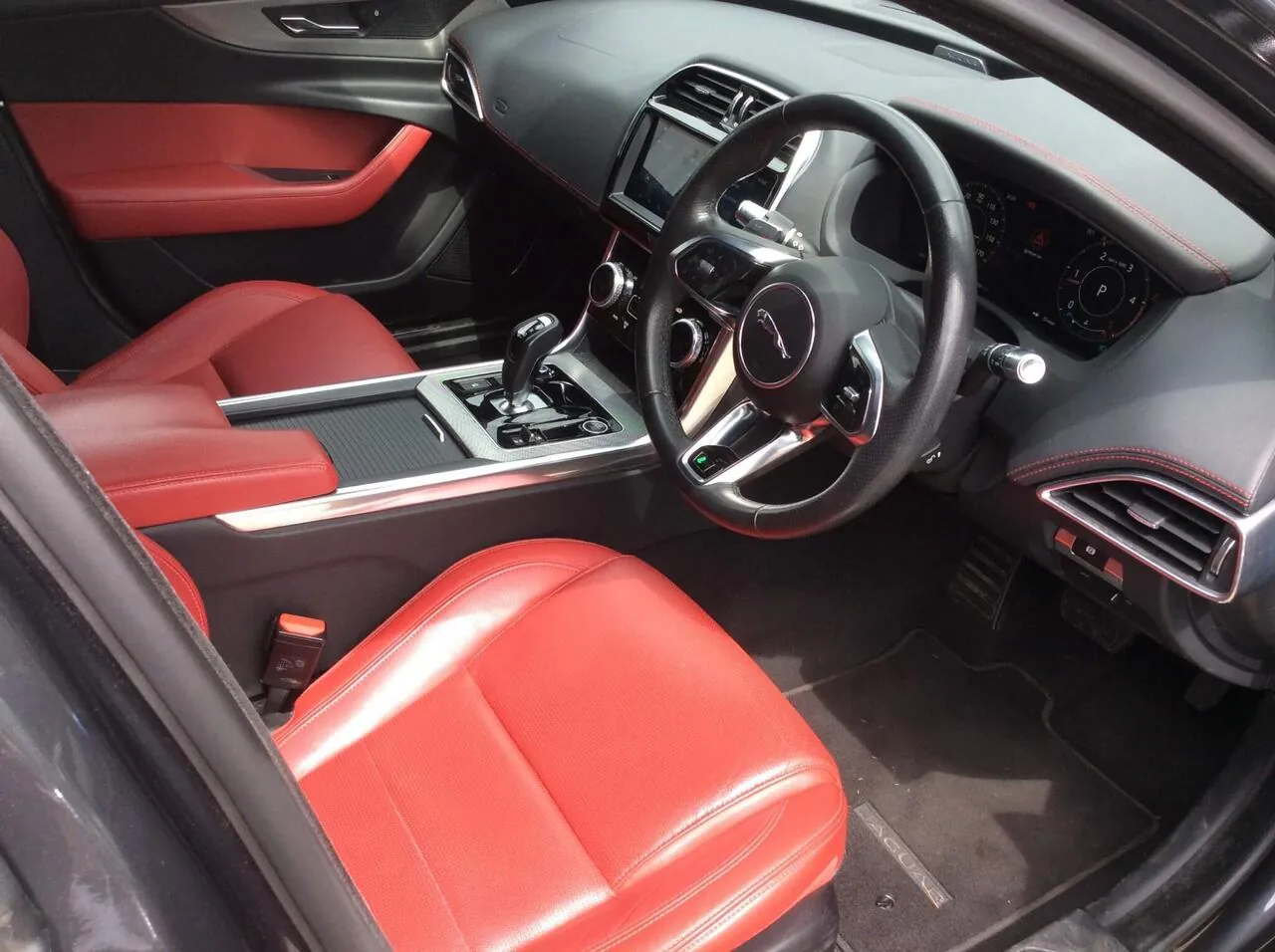 Jaguar Xe 2020 photo 4
