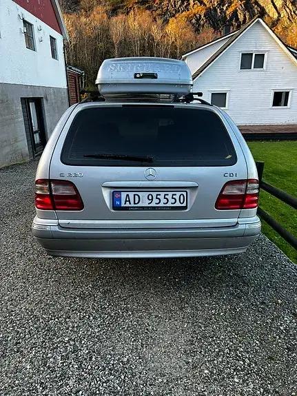 Mercedes-Benz E 220 D 2002 photo 3