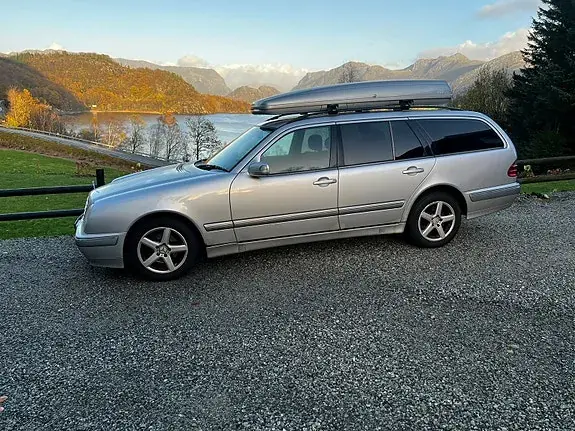 Mercedes-Benz E 220 D 2002 photo 2