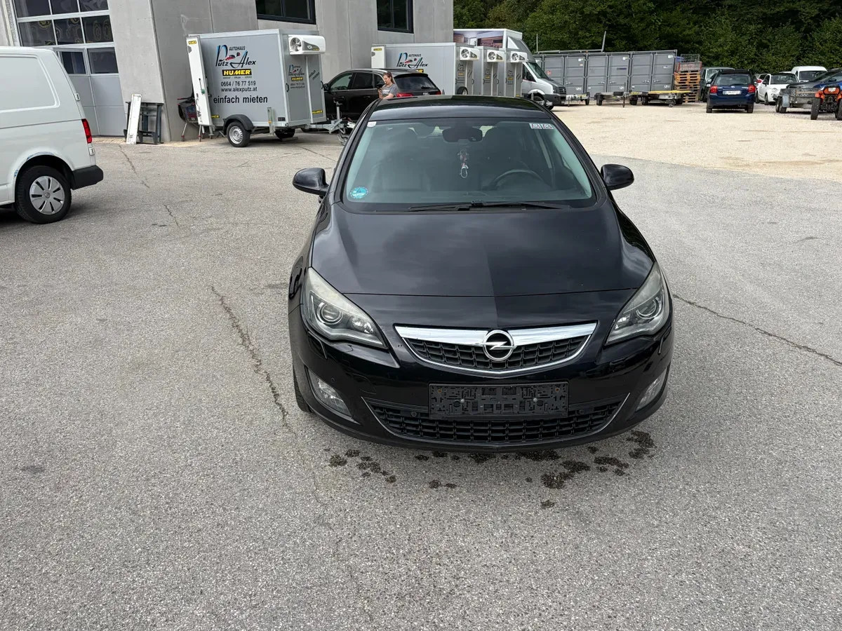 Opel Astra 2010 photo 2