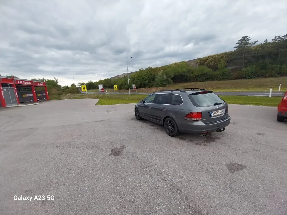 Volkswagen Golf 2011 photo 2