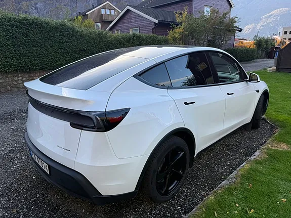 Tesla Model Y 2025 photo 4