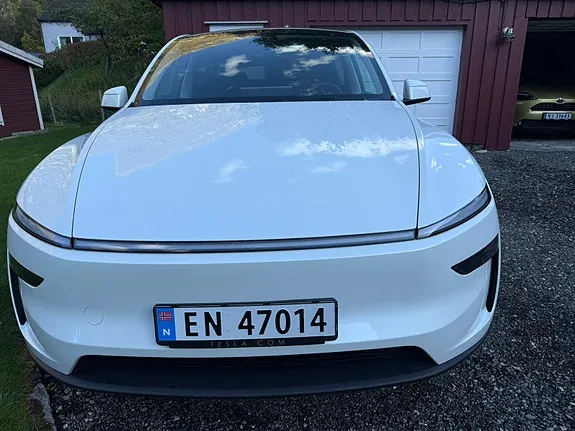 Tesla Model Y 2025 photo 2