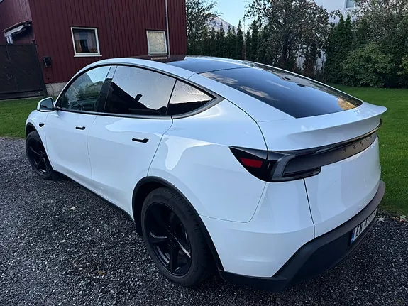 Tesla Model Y 2025 photo 5