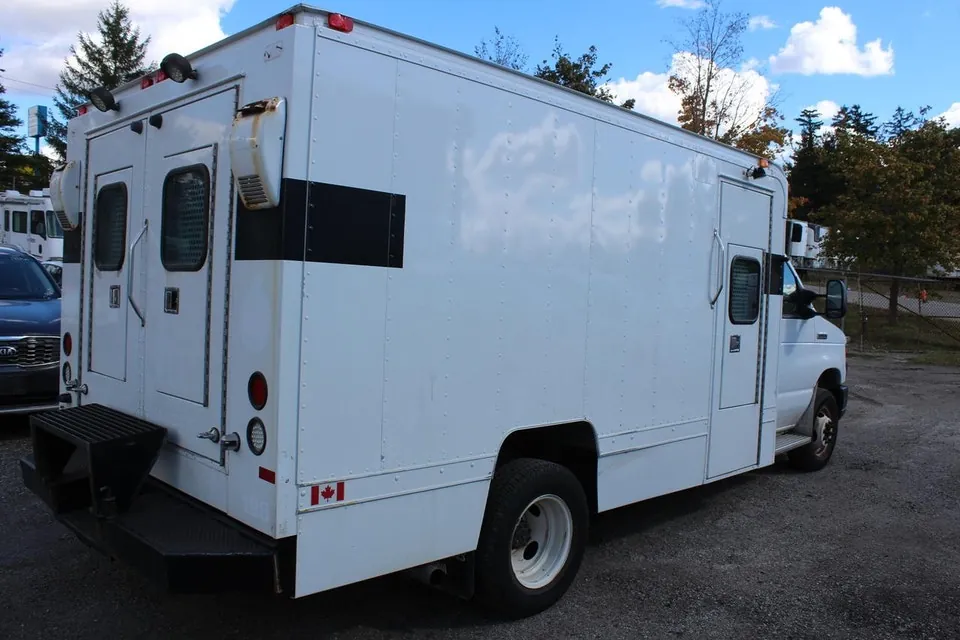 Ford Econoline 2012 photo 3