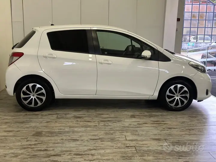 Toyota Yaris 2013 photo 3