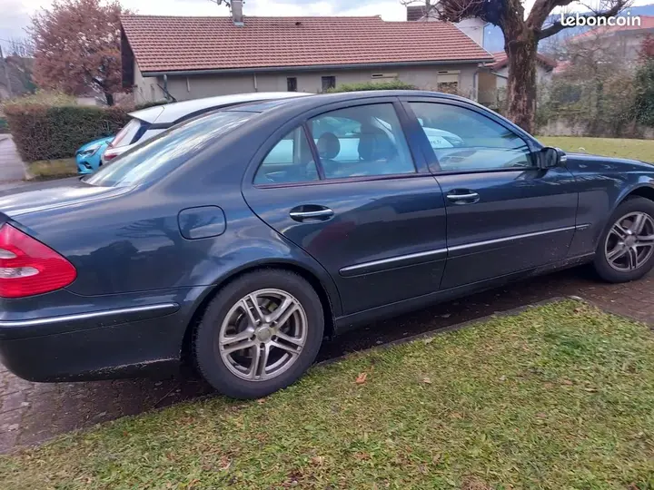 Mercedes-Benz E-Class 2002 photo 2