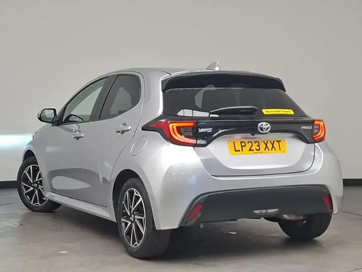 Toyota Yaris 2023 photo 2