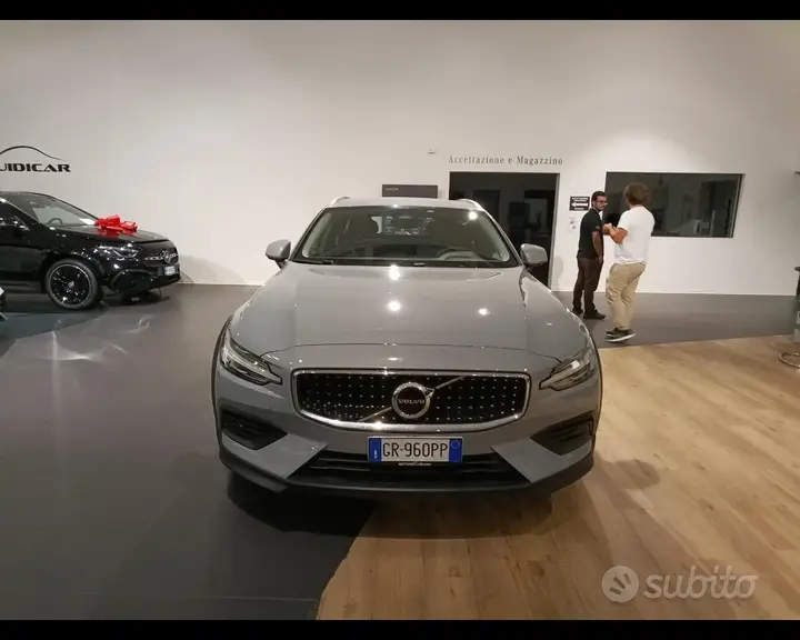 Volvo V60 2023 photo 2