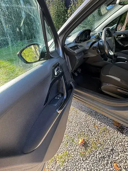 Peugeot 208 2015 photo 3
