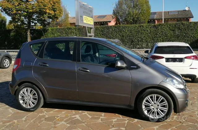 Mercedes-Benz A 160 2010 photo 2