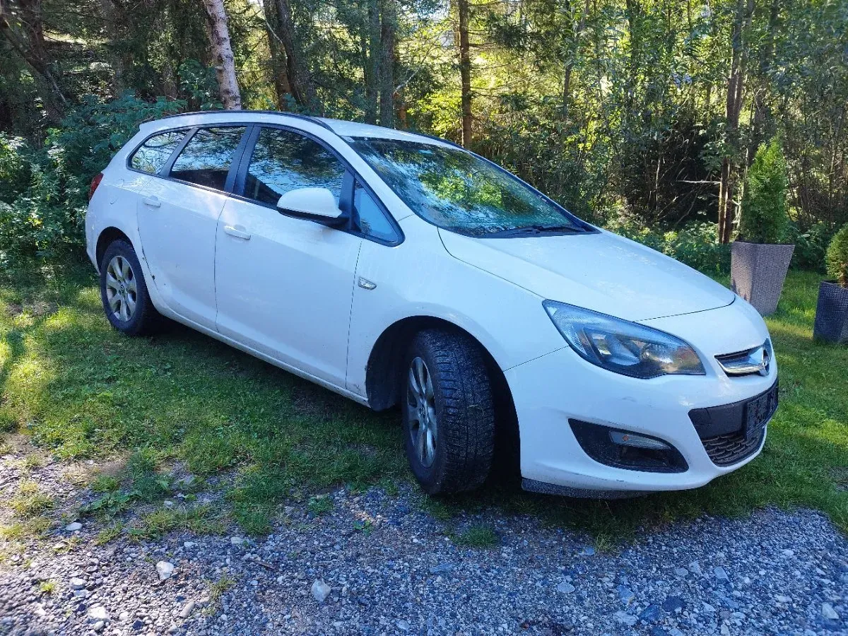 Opel Astra 2015 photo 2