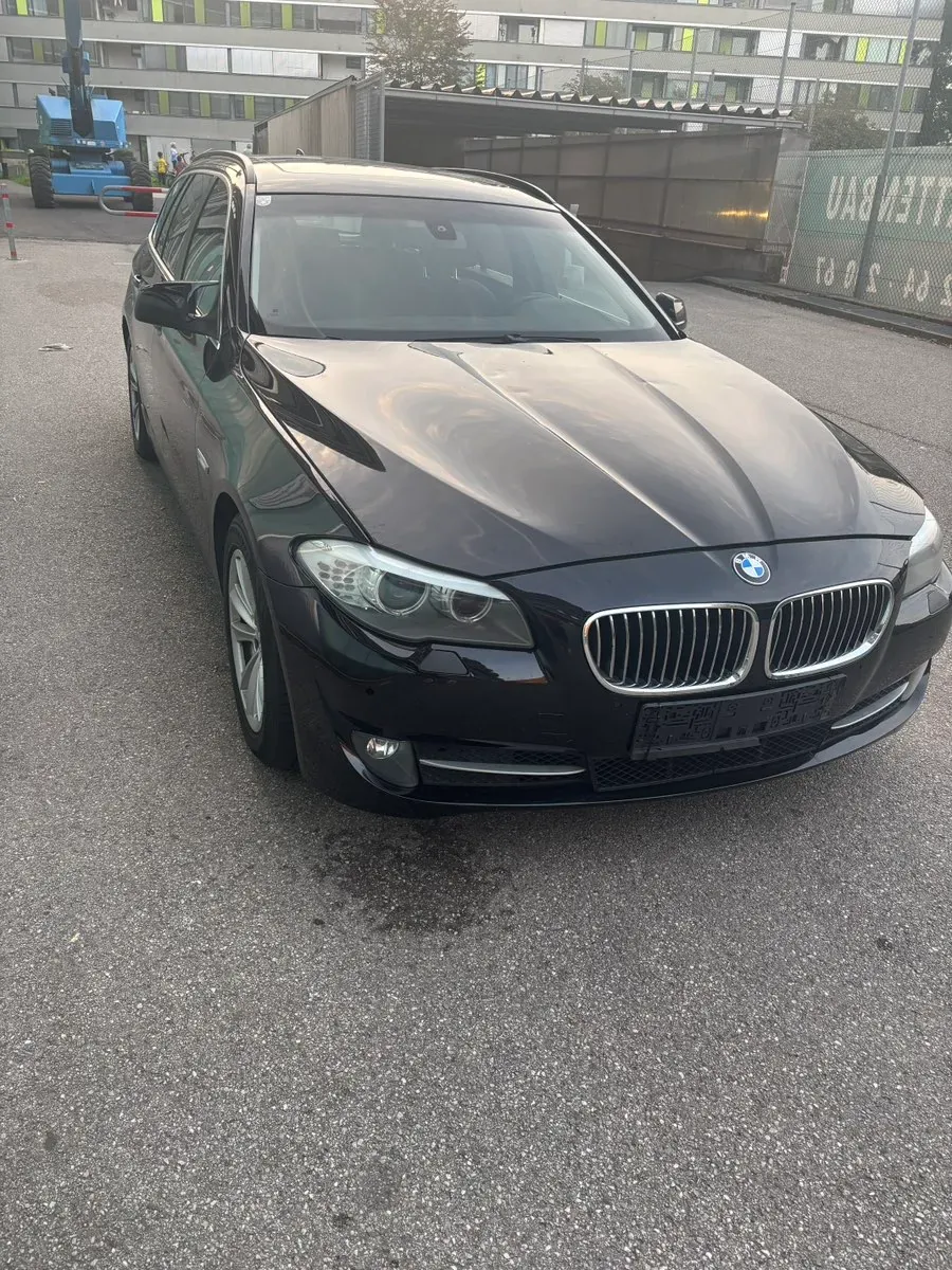 BMW 5 Series 2011 photo 2