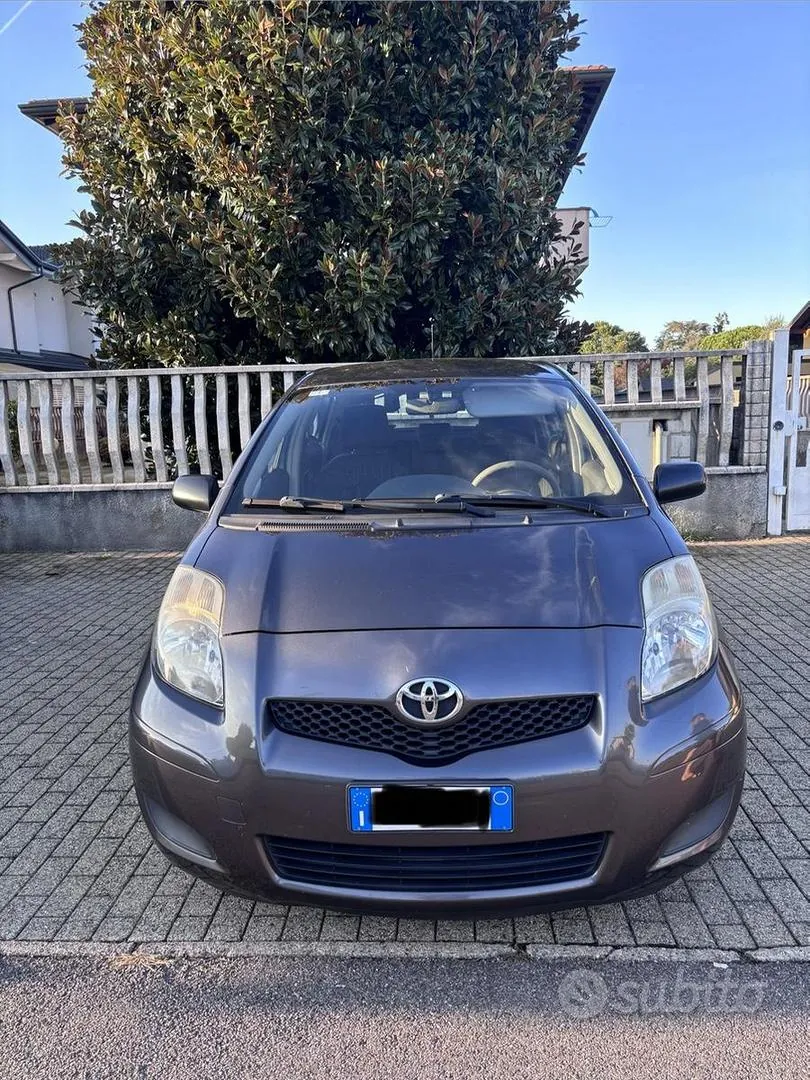 Toyota Yaris 2011 photo 2