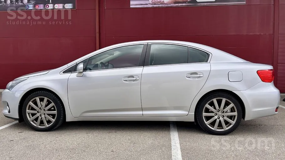 Toyota Avensis 2013 photo 3