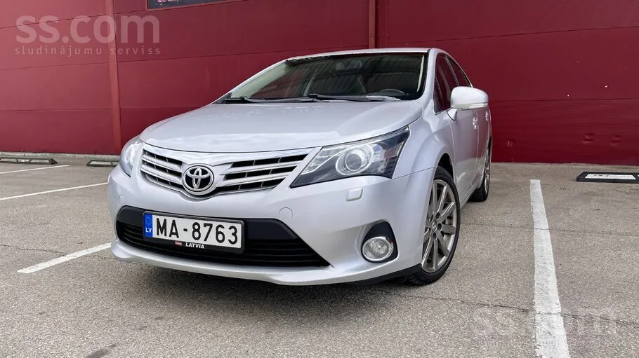 Toyota Avensis 2013 photo 2