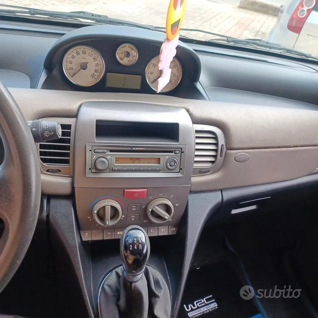 Lancia Ypsilon 2004 photo 2