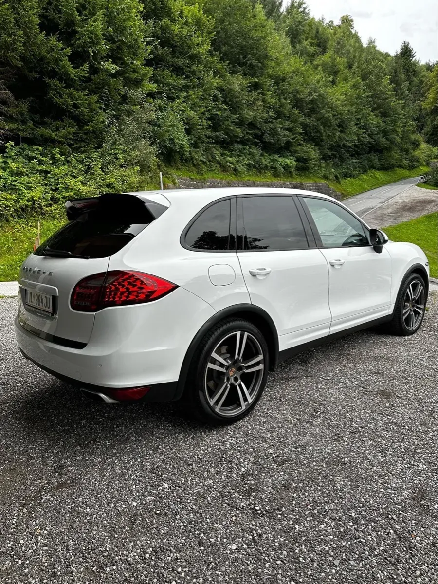 Porsche Cayenne 2013 photo 2