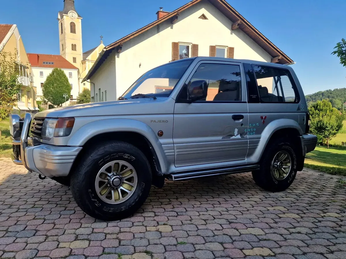 Mitsubishi Pajero 1993 photo 2