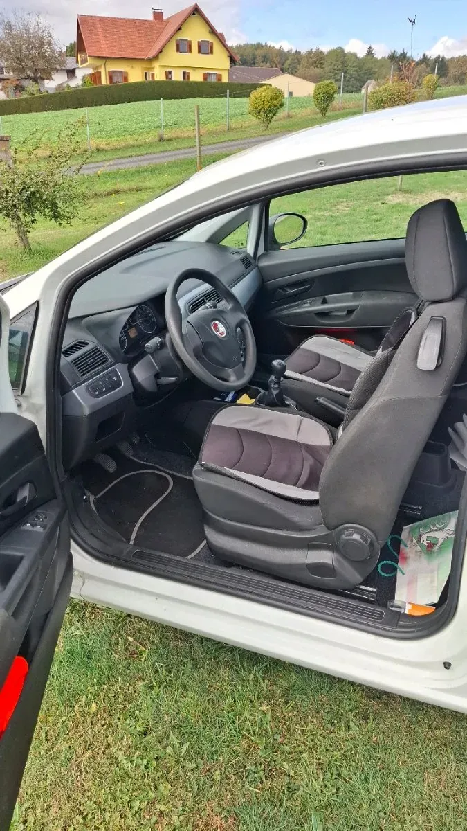 Fiat Grande Punto 2010 photo 3